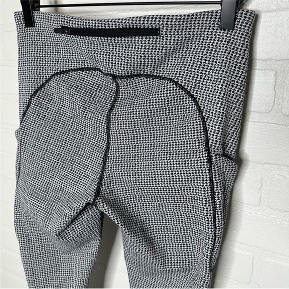 Lululemon Speed Up Tight *Full-On Luxtreme 28"
Teeny Tooth White Black sz 8 - Picture 5 of 9